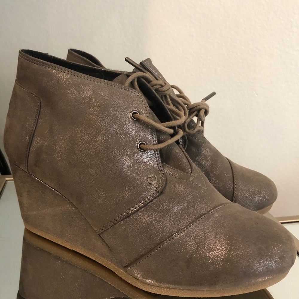 NWOT TOMS wedges 8.5